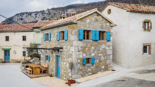 steinhaus-kroatien-ferienwohnung-urlaub-klettercamp-sonnenterasse-olivenbaum-tiny-house-croatia-scaled-e1725906935545