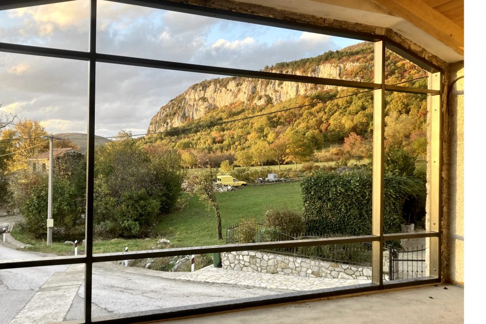Seminarraum der Mountain Lodge Istria mit Blick zu den Felsen von Kompanj, klettern in Istrien